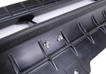 Adaptador de aislamiento del compartimento del motor OEM 51757980136 para BMW F06, F06N, F01, F01N, F02, F02N. Original BMW.