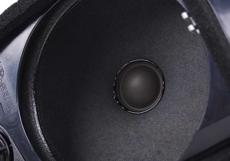 Altavoz trasero derecho OEM 65138370870 para BMW Serie 3 E36. Original BMW.