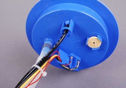 Bomba de combustible completa derecha OEM 16117170004 para BMW Serie 7 E65, E66. Incluye bomba dentro del tanque. Original BMW.