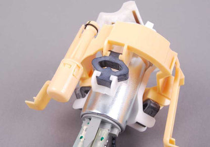 Bomba de combustible completa derecha OEM 16117170004 para BMW Serie 7 E65, E66. Incluye bomba dentro del tanque. Original BMW.