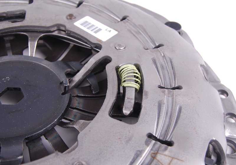 Kit de embrague completo OEM 21207531844 para BMW E46. Compatible con todos los modelos BMW E46. Pieza original BMW.
