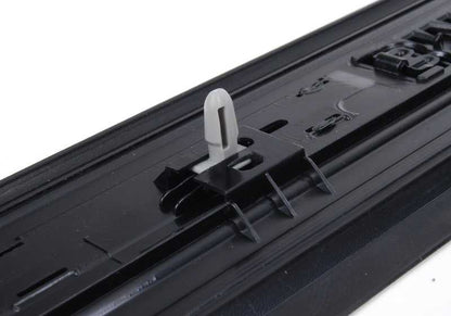 Embellecedor original entrada puerta izquierda OEM 51478045297 para BMW E88 (Serie 1 Cabrio). Original BMW.
