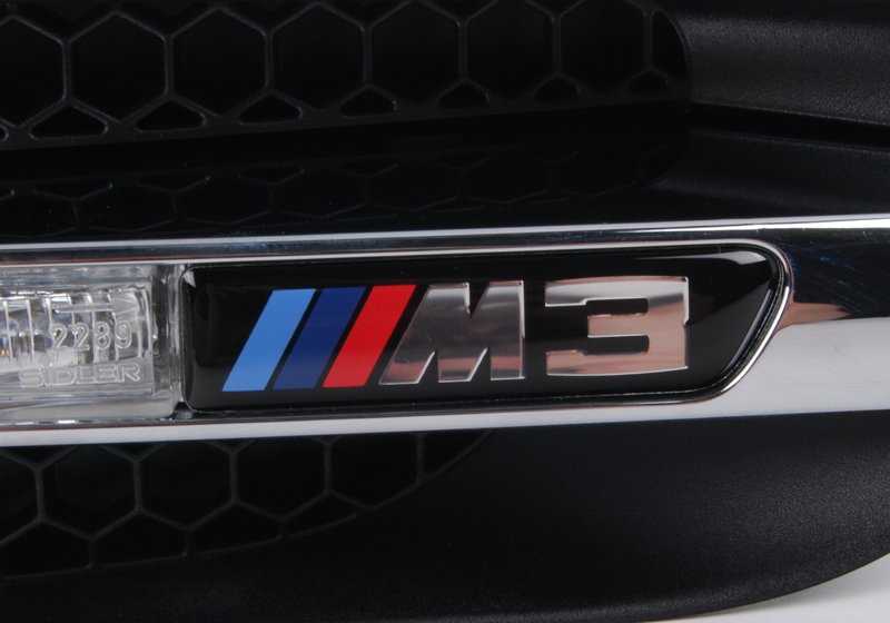 Rejilla lateral con emblema derecho OEM 51138046448 para BMW E90, E91. Original BMW.