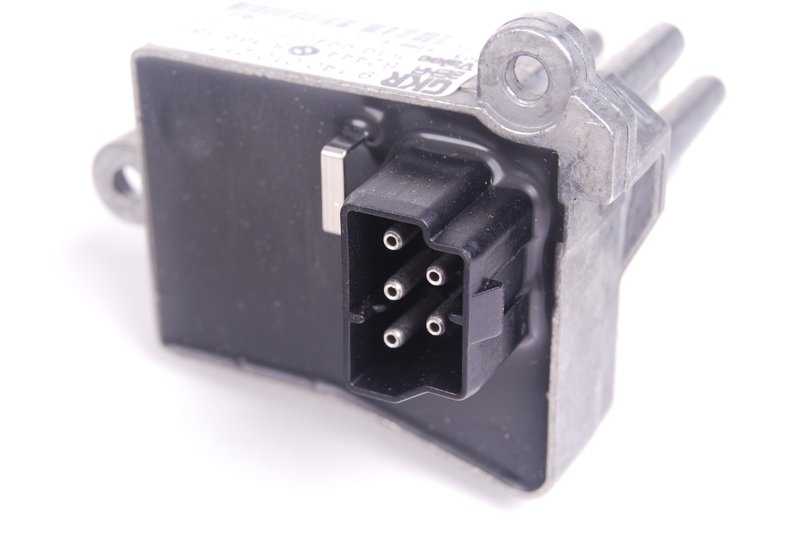 Régulateur de ventilateur OEM 64118369561 pour BMW E38, E39, E53. Il contrôle la vitesse du ventilateur d'escalade. Remplacement BMW d'origine pour la climatisation appropriée.