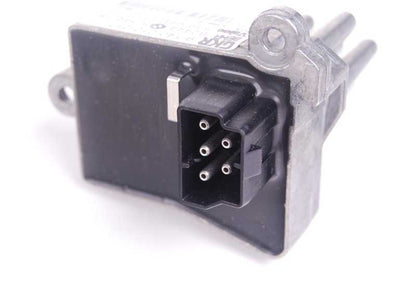 Régulateur de ventilateur OEM 64118369561 pour BMW E38, E39, E53. Il contrôle la vitesse du ventilateur d'escalade. Remplacement BMW d'origine pour la climatisation appropriée.