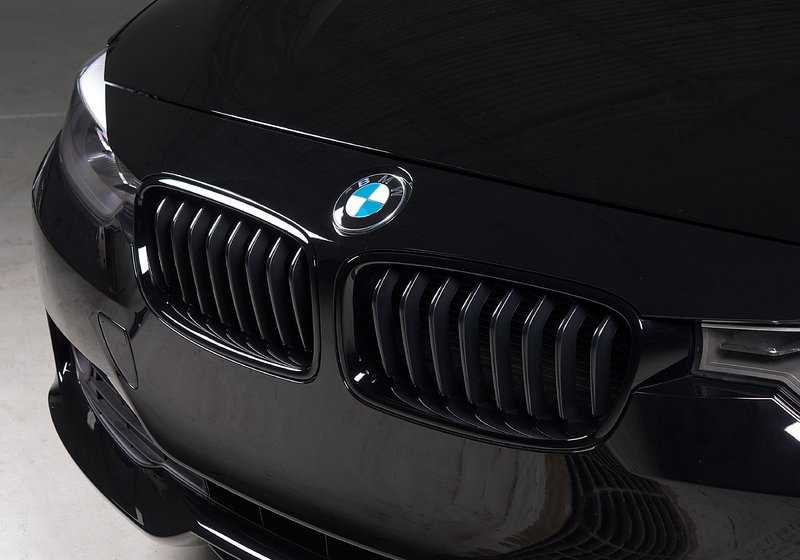 Riñoneras negro brillo ///M Performance para BMW F30 F31. Original BMW