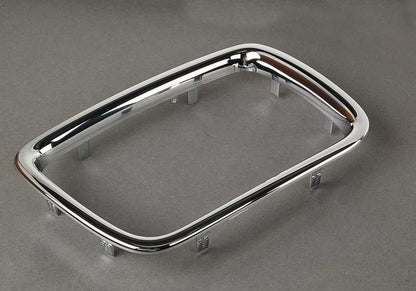 Marco embellecedor derecho OEM 51138148726 para BMW Serie 5 E34 518g, 518i... y más. Original BMW.