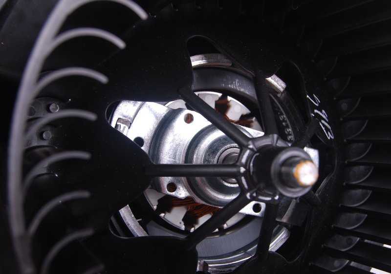 Fan climatizer OEM 64119245849 per BMW E70, X5 E70 (3.0D, 3.0SD, 3.0SI, 4.8i, M) e BMW X6 E71, E72 (XDrive30d, XDrive35D, XDrive35i, M). BMW originale.