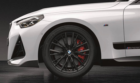 Full Winter Wheel Set m Mperconce Contremance 796 OEM 10026412B pour BMW G42 {218i, 220d, 220i, 230i, M240i}. Avec 18 "" Jet Black Mate et Runflat Tires. BMW original.