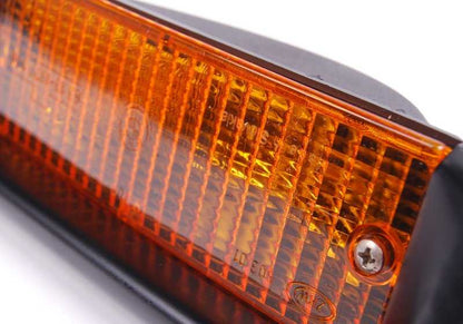Intermitente delantero derecho OEM 63131377992 para BMW E30 {316i, 318i}. Pieza original BMW para modelos con motor M10 y M40, tanto cambio manual como automático, años 1983–1993.
