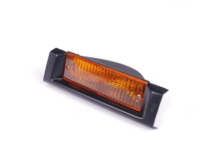 Intermitente delantero derecho OEM 63131377992 para BMW E30 {316i, 318i}. Pieza original BMW para modelos con motor M10 y M40, tanto cambio manual como automático, años 1983–1993.