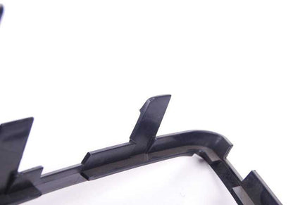 Soporte izquierdo faro antiniebla OEM 51118048773 para BMW E92 y E93 (335i y 335i xDrive). Original BMW.