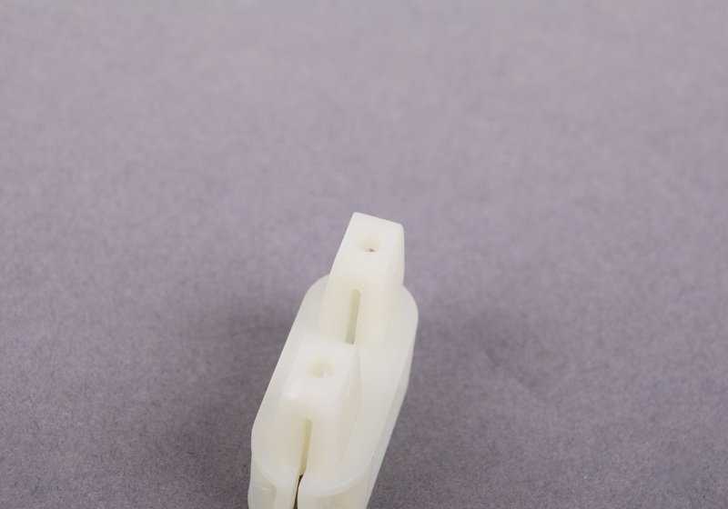 Clip doble fijación OEM 51417211653 para BMW E90, E91. Pieza original para sujetar la moldura interior de la puerta delantera. Compatible con versiones 316d y 316i. Recambio original BMW.