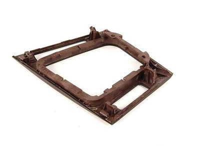 Bandeja inferior de madera OEM 51168209456 para BMW E46. Pieza original BMW. Ideal para sustitución o mejora del compartimento interior. Acabado en madera "Myrte".