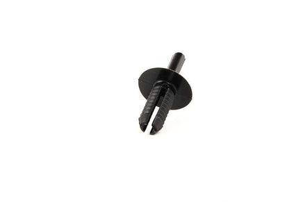 Clip de sujeción OEM 51717007296 para BMW Z4 E85, Z4 E86 y Z8 E52. Pieza plástica original usada en molduras, maletero y pasos de rueda. Fácil de buscar como "clip plástico carrocería BMW". Original BMW.