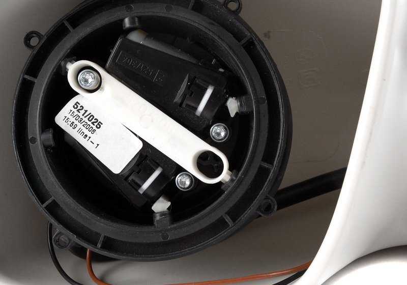 Retrovisor exterior izquierdo eléctrico y calefactable OEM 51162253835 para BMW E31. Repuesto original BMW. Ideal para sustituir el espejo del conductor con función calefactable estilo M Technic.