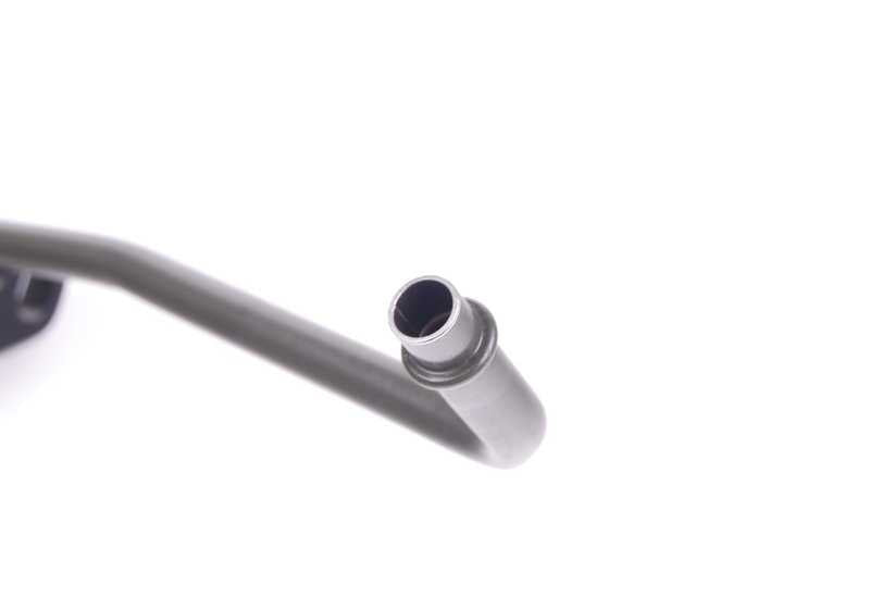 Tubo de retorno del radiador de aceite OEM 17221714512 para BMW E39 (520d, 525d, 530d). Original BMW.