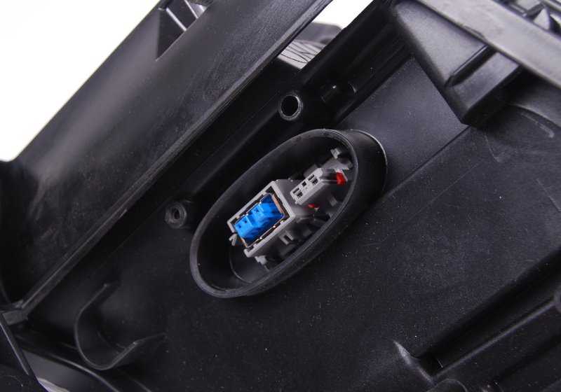 Right Bi-Xenon Fronts OEM 63127177756 for BMW E60, E61. Compatible with vehicles with bi-xenon light. Original BMW spare.