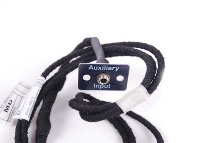 Jack Ausiliare Ingresso 3,5 mm per BMW E46, E39, E53. OEM 65120153503. Permette ai lettori MP3, CD o esterni di essere collegati dal compartimento del guanto. BMW originale.