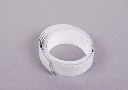 Tira embellecedora negra OEM 51111966304 para BMW E30 (3er). Compatible con paragolpes trasero. Pieza original BMW.