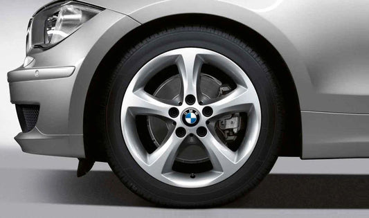 Original alloy tire BMW Design Radios Estrella 256 17 "OEM 36116778219 for BMW E81, E82, E87, E87N, E88. Finish in reflex silver. Valid for front and rear axle. Original BMW.