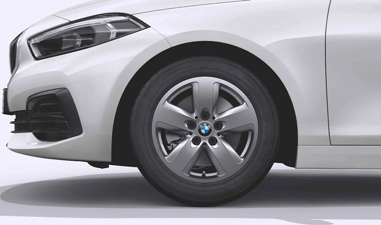 Roda de inverno completa com o estilo M 968 OEM 10026528B para BMW 1 F40 Series (Modelos: 116i, 116d, 118i, 118d, 120i, 120d). 18 "pneus em jato preto com pneus Goodyear. BMW original.