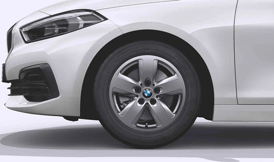 Juego de ruedas de invierno completo con llantas M Estilo 968 OEM 10026528B para BMW Serie 1 F40 (modelos: 116i, 116d, 118i, 118d, 120i, 120d). Llantas de 18" en negro jet con neumáticos Goodyear. Original BMW.
