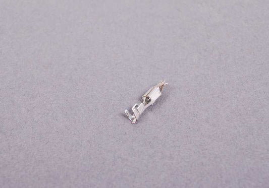Conector eléctrico OEM 61131357705 para BMW E21, E30, E36, E12, E28, E24, E23. Pieza original BMW. Ideal para conexiones eléctricas seguras y fiables en múltiples modelos clásicos de BMW.