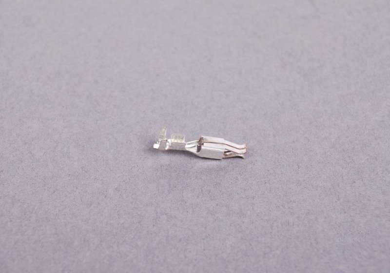 Conector eléctrico OEM 61131357705 para BMW E21, E30, E36, E12, E28, E24, E23. Pieza original BMW. Ideal para conexiones eléctricas seguras y fiables en múltiples modelos clásicos de BMW.