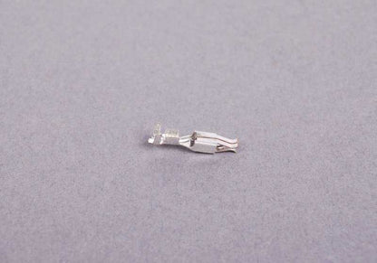 Conector eléctrico OEM 61131357705 para BMW E21, E30, E36, E12, E28, E24, E23. Pieza original BMW. Ideal para conexiones eléctricas seguras y fiables en múltiples modelos clásicos de BMW.