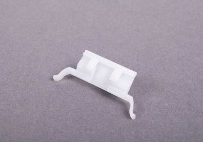 Clip sujeción moldura OEM 51317113199 para MINI R50, R53. Compatible con versiones One y Cooper. Pieza original MINI.