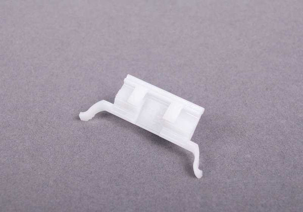 Clip sujeción moldura OEM 51317113199 para MINI R50, R53. Compatible con versiones One y Cooper. Pieza original MINI.
