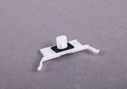 Clip sujeción moldura OEM 51317113199 para MINI R50, R53. Compatible con versiones One y Cooper. Pieza original MINI.