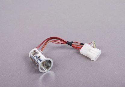 Toma de mechero / enchufe 12V OEM 61346977682 para BMW E71, E72, E85, E86. Original BMW.