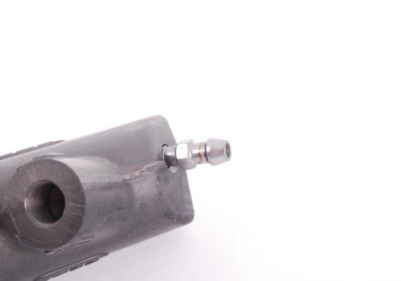 Cilindro receptor embrague OEM 21522282055 para BMW E39 M5. Compatible solo con modelos M5 con cambio manual. Medidas 22,2x23mm. Original BMW.