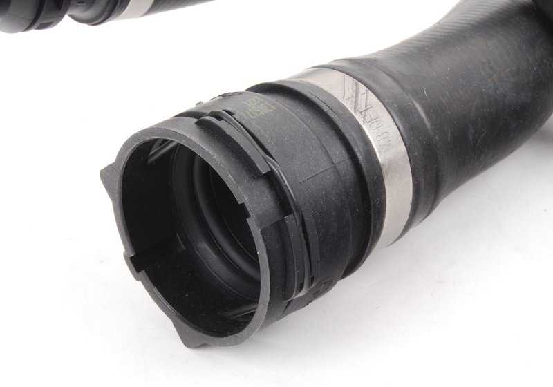 Tubo di refrigerante OEM 17127593490 per BMW X5 E70 3.0s con motore N52K. Compatibile con i modelli Fe41, Fe42 e Fe43. BMW originale.