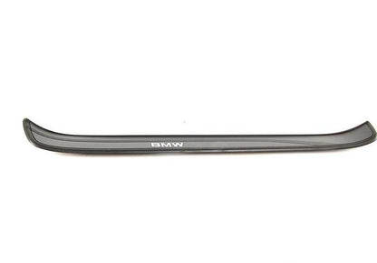 Embellecedor entrada delantera izquierda OEM 51477060279 para BMW E90, E90N, E91, E91N. Original BMW.