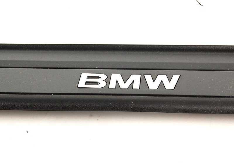 Embellecedor entrada delantera izquierda OEM 51477060279 para BMW E90, E90N, E91, E91N. Original BMW.