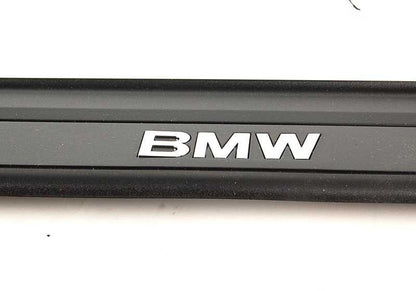 Embellecedor entrada delantera izquierda OEM 51477060279 para BMW E90, E90N, E91, E91N. Original BMW.