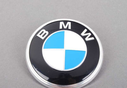 OEM 51145081747 Frontemblem für BMW E70, E71, E72, F15, F16, F85, G05, G06, G07. Originaler BMW -Ersatz. Ideal, um beschädigtes oder abgenutztes Logo auf der Motorhaube zu ersetzen.
