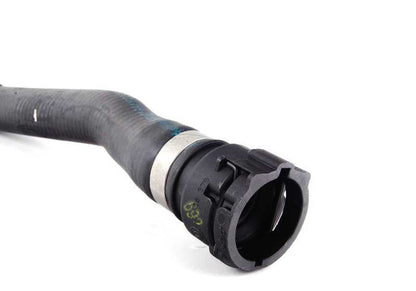 Hilfsschlauch OEM Wasserpumpe 64216911000 für BMW E60, E60N, E61, E61N, E63, E63N, E64, E64N. Original BMW.