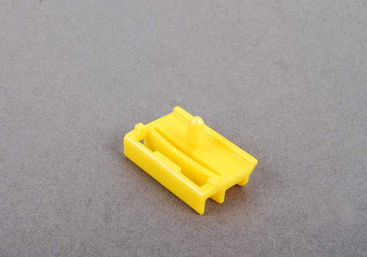 Clip de sujeción amarillo OEM 51777166869 para BMW E90, E91. Compatible con modelos 316d, 316i con motores N47, N45T, N43. Original BMW. Ideal para fijación de embellecedores laterales y paso de rueda.