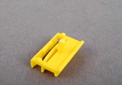 Clip de sujeción amarillo OEM 51777166869 para BMW E90, E91. Compatible con modelos 316d, 316i con motores N47, N45T, N43. Original BMW. Ideal para fijación de embellecedores laterales y paso de rueda.
