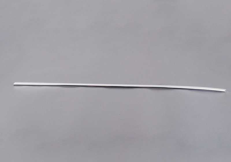 Couverture chromée droite OEM 51211944232 pour la série BMW 5 E34. Pièce BMW originale.