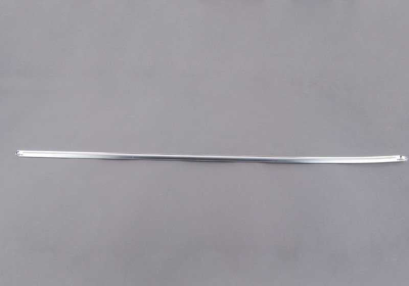 Couverture chromée droite OEM 51211944232 pour la série BMW 5 E34. Pièce BMW originale.