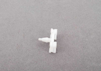 Clip sujeción OEM 51138157201 para BMW Serie 7 E38 725tds, 728i (todos los modelos y variantes). Original BMW.