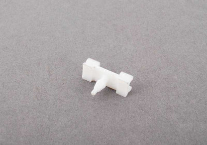 Clip sujeción OEM 51138157201 para BMW Serie 7 E38 725tds, 728i (todos los modelos y variantes). Original BMW.