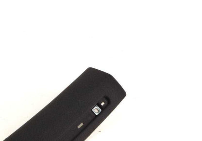 Verzierungen zu Izquierdo OEM 51437902933 für BMW E46. Original BMW Stück. Schwarze Farbe ideal, um die innen seitliche Verschönerung in der Windschutzzone zu ersetzen.