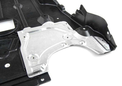 Cubierta protectora del motor OEM 51758051609 para BMW E82. Pieza original BMW.