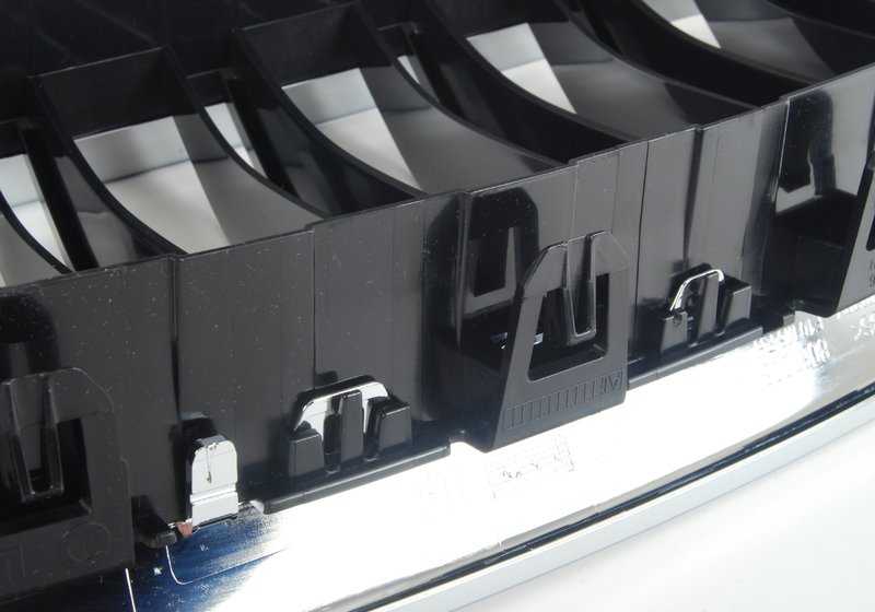Rejilla embellecedora delantera derecha OEM 51138057224 para BMW F10. Original BMW.